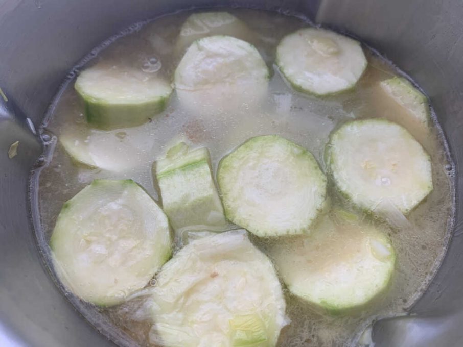 Vichyssoise se agrega el caldo